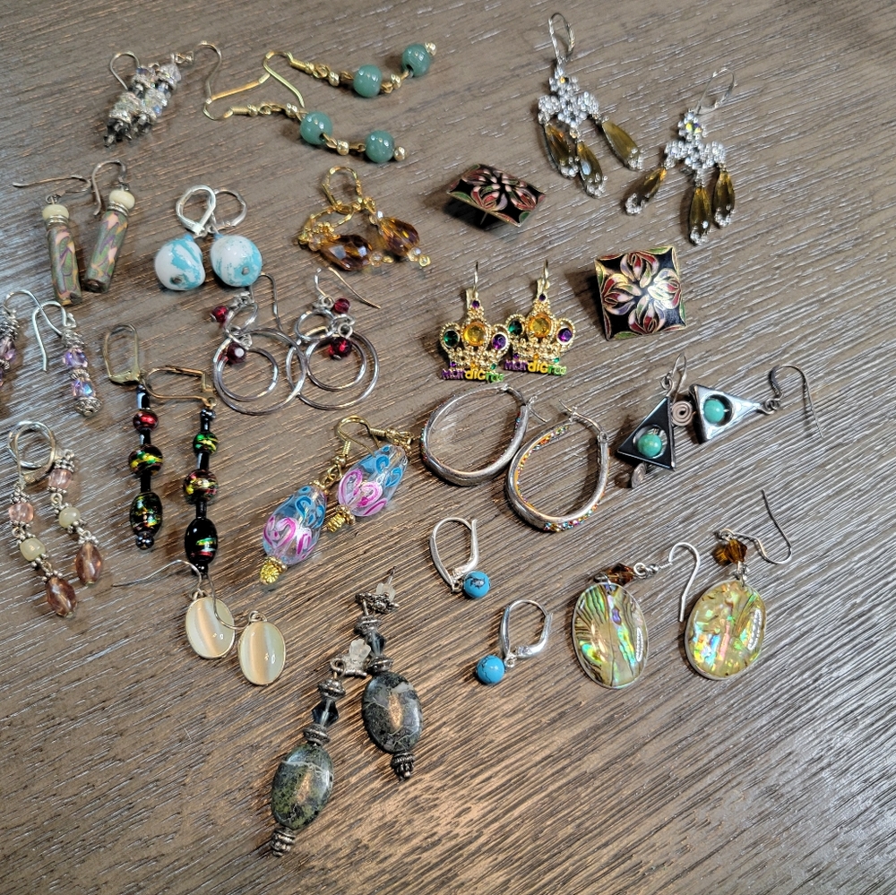 Vintage to Now Earrings Lot in Black Velvet Box 19 Pairs Costume Jewelry Bundle - Picture 6 of 15
